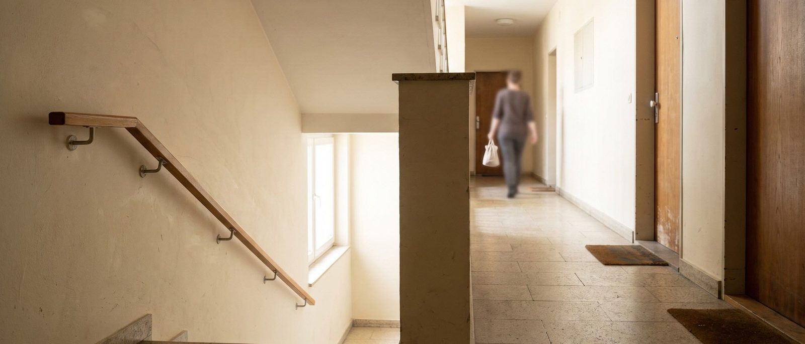 Hausflur eines Mehrfamilienhauses im Amper-Tal, Weg zu einem Hausbesuch